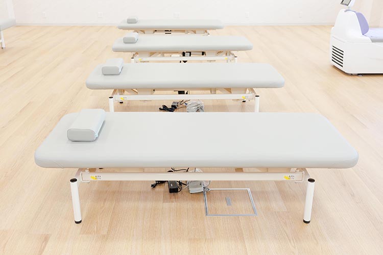 昇降式マッサージベッド